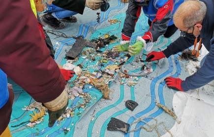 Ramassage des micro déchets plastique sur la plage des sables Blanc de Concarneau .
